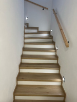 Bukoma schody z vinylu s bilou podstupnici Dub natur light